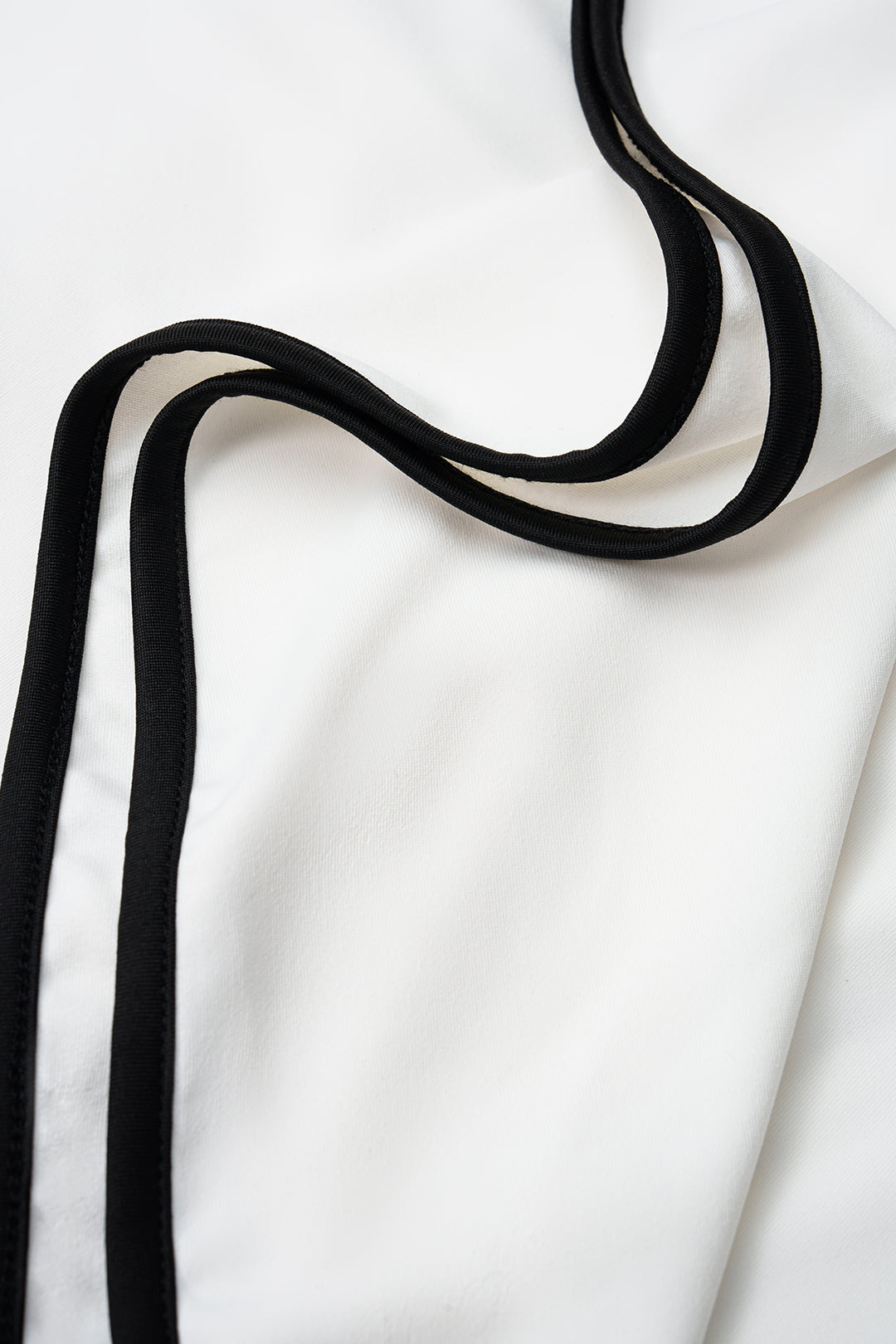 Conjunto Halter Cut-Out y Falda Sirena – Blanco y Negro