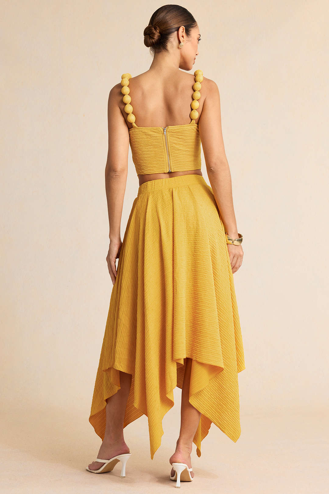 Top Amarillo Texturizado con Tirantes de Bolas