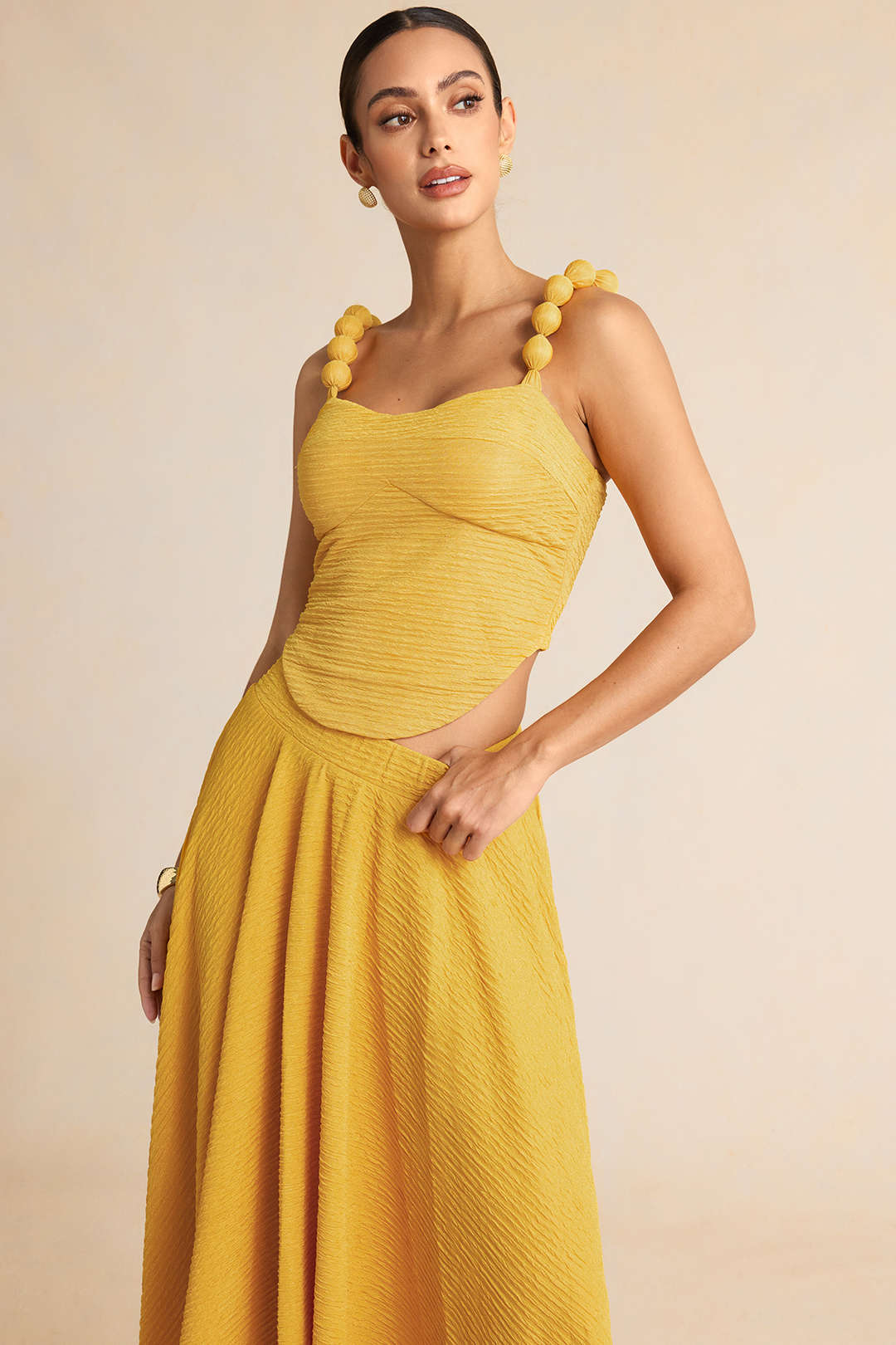 Top Amarillo Texturizado con Tirantes de Bolas