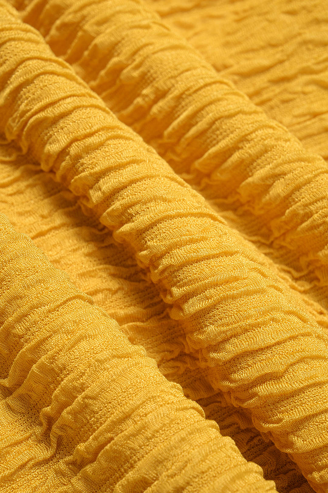 Top Amarillo Texturizado con Tirantes de Bolas