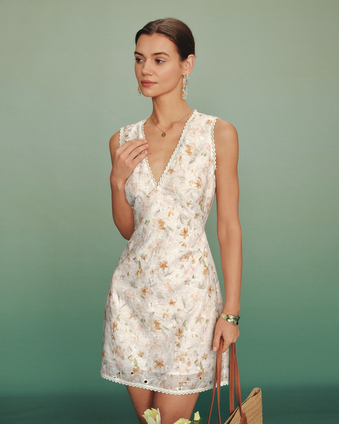 Vestido Corto con Encaje y Escote en V