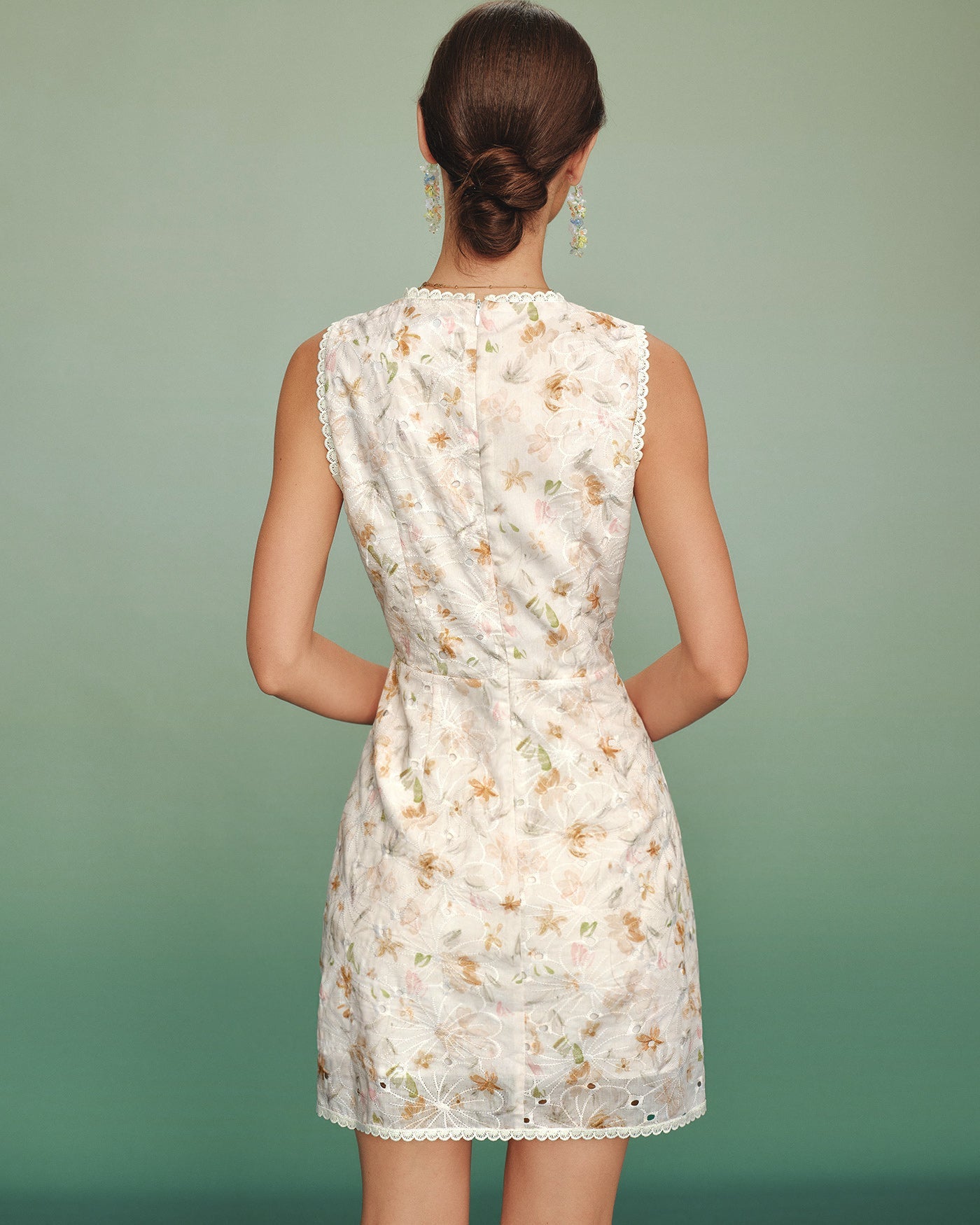 Vestido Corto con Encaje y Escote en V